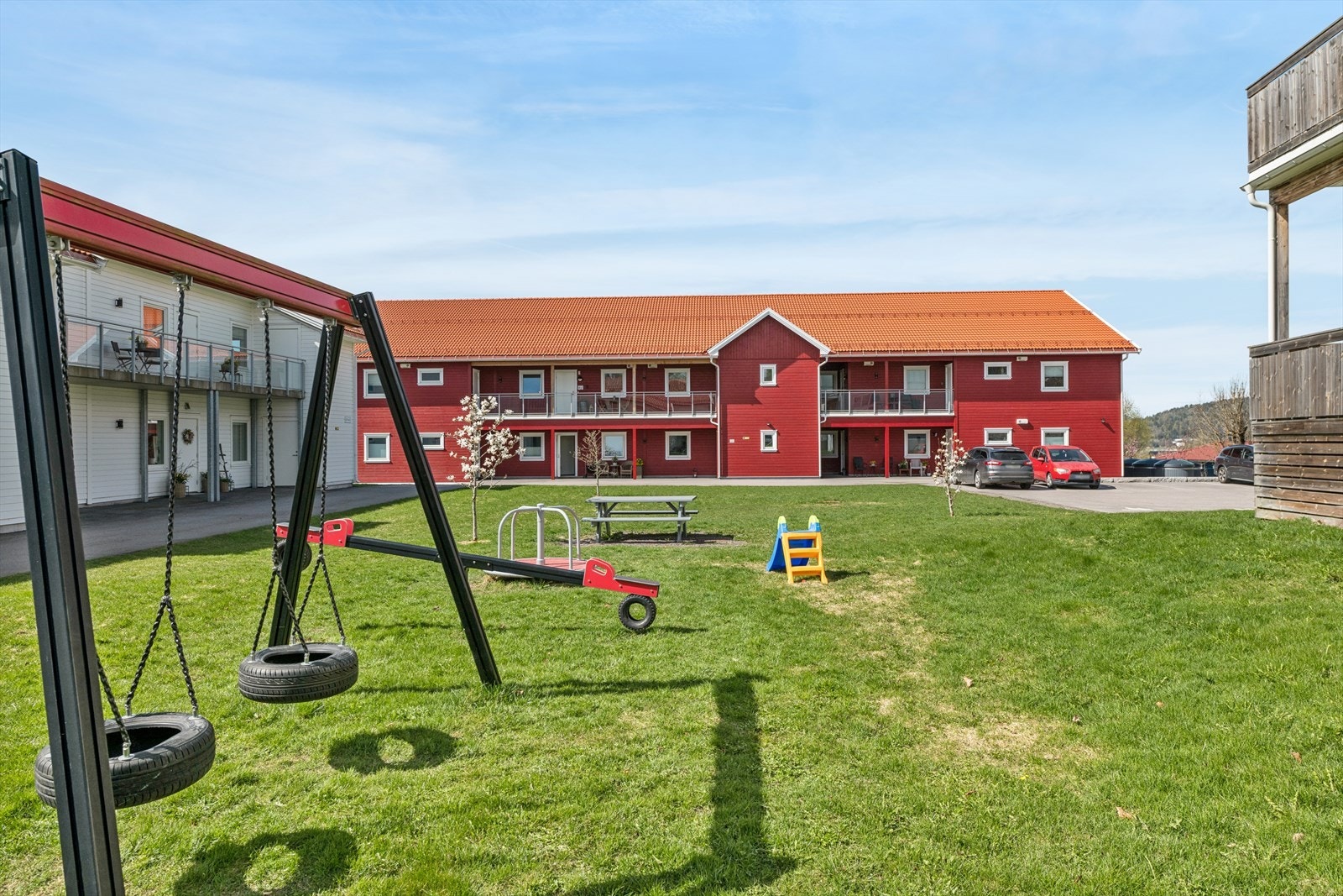 Allerede ved første møte gir Godaker Hageby et svært behagelig inntrykk med moderne bebyggelse og stilren arkitektur. Fellesområdene er pent opparbeidet med flotte utearealer, felles parkeringsplasser, grønne plenområder og en hyggelig felles lekeplass Galleribilde