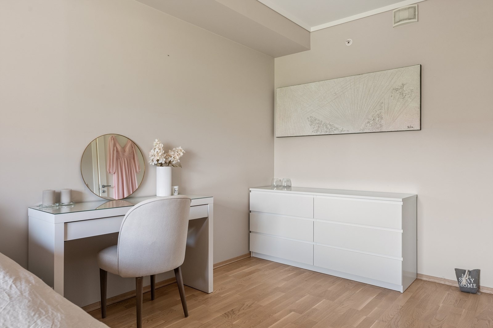 Soverommene er gjennomført i lyse og behagelige fargetoner som skaper en rolig og harmonisk atmosfære. Galleribilde