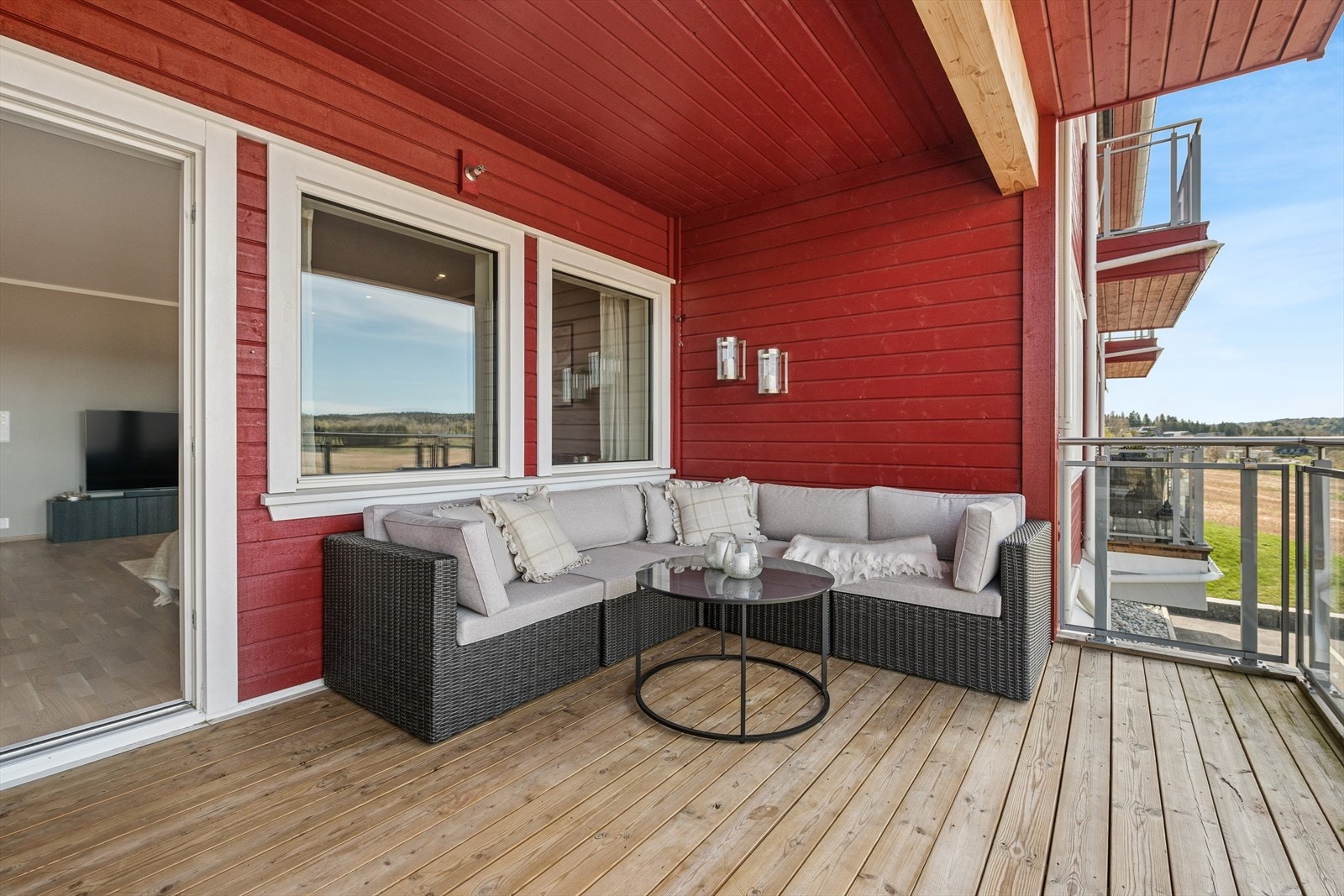 Fra stue og kjøkken er det utgang til en romslig, overbygget balkong. Balkongen er et flott uterom med god plass til utemøbler som lounge, spisegruppe og grill. Galleribilde
