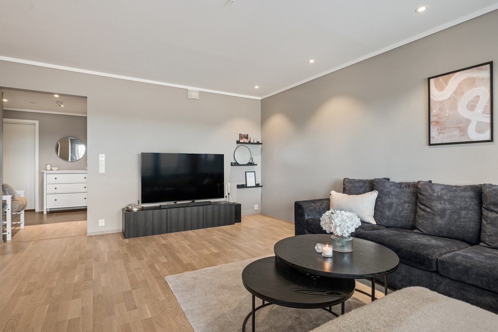 Stuen har et stilrent uttrykk med gjennomgående høy standard og lekkert parkettgulv som gir rommet et lunt og moderne preg. Galleribilde