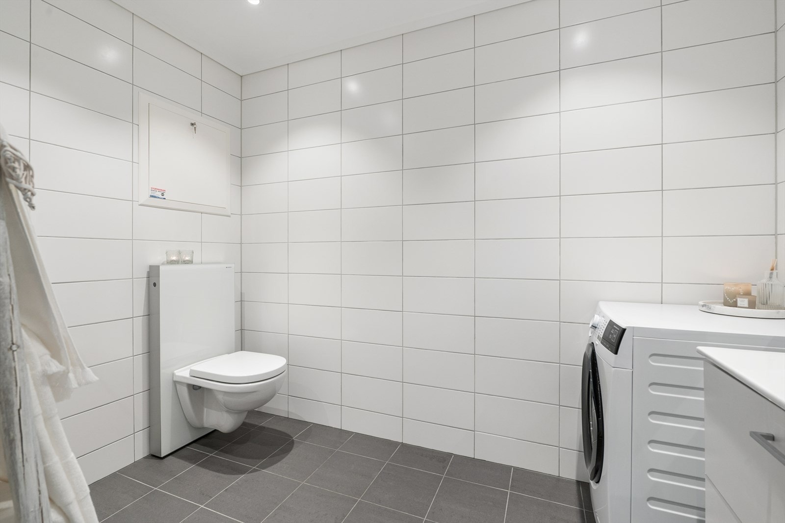 Badet er moderne og romslig, med flislagte overflater i stilrene fargetoner og behagelig gulvvarme. Galleribilde
