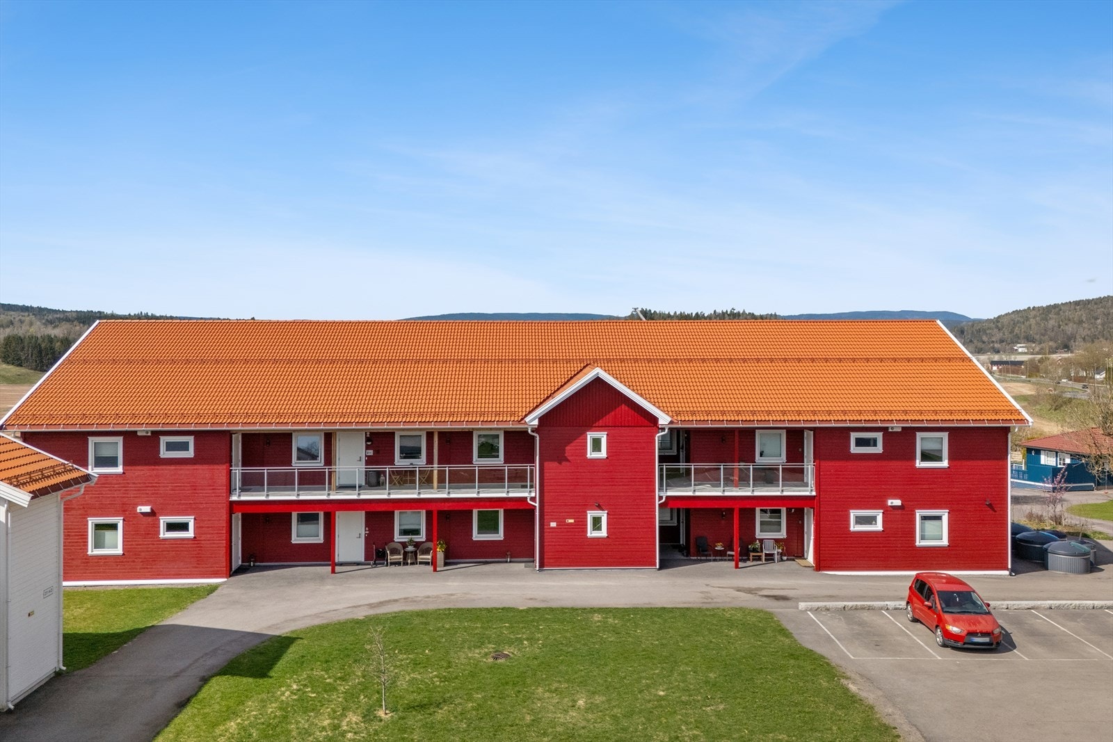 Bygget stod ferdigstilt så sent som i 2022 og fremstår som solid oppført med et gjennomført og tidløst preg. Galleribilde