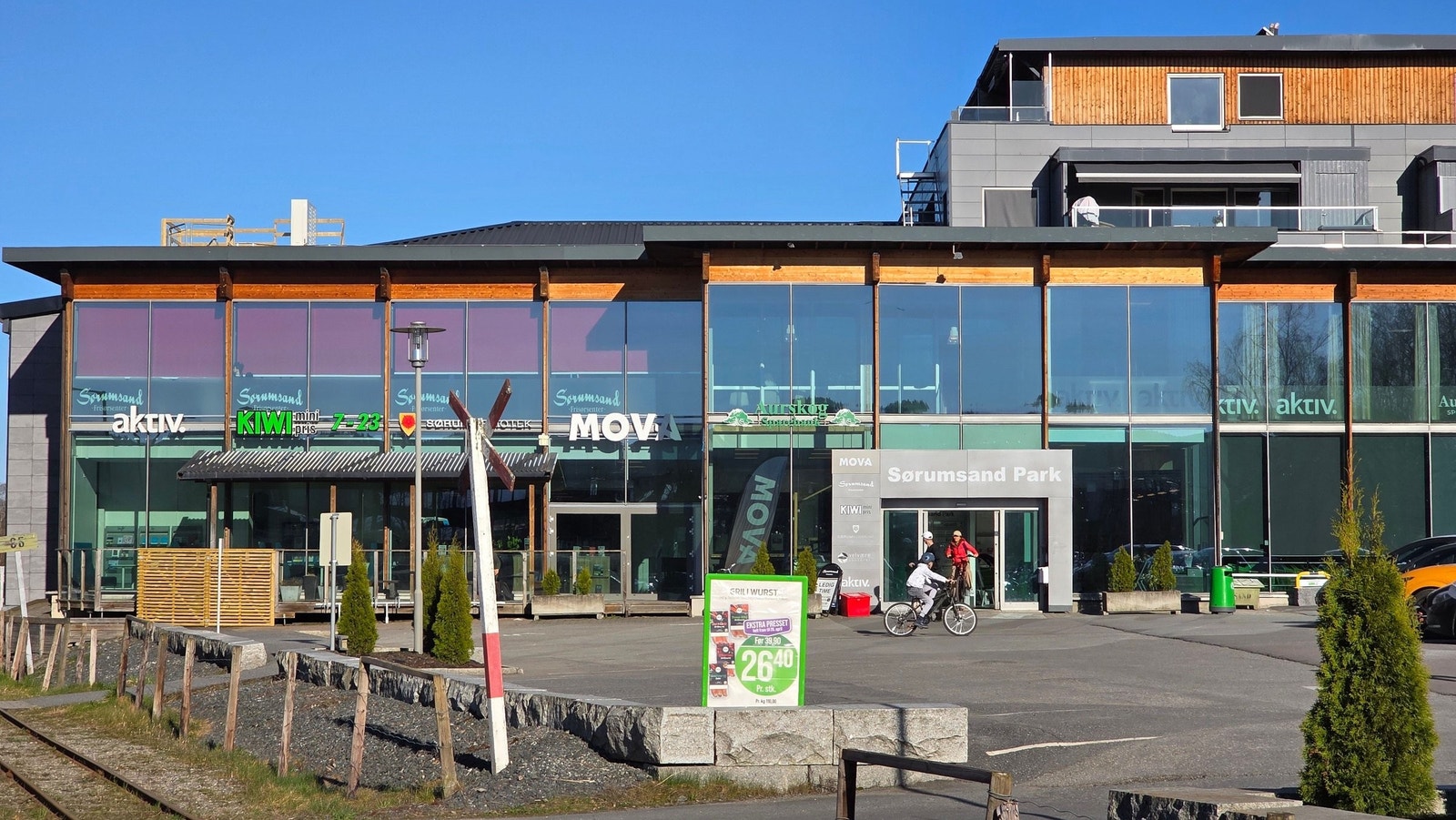 Ved Sørumsand Park finner man bibliotek, treningssenter og andre tjenester Galleribilde