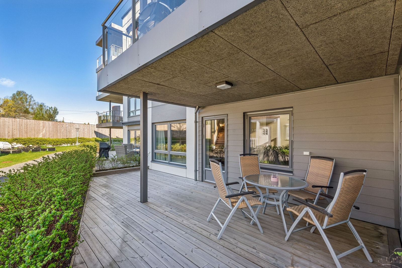 Delvis overbygget terrasse med utgang fra stua. Galleribilde