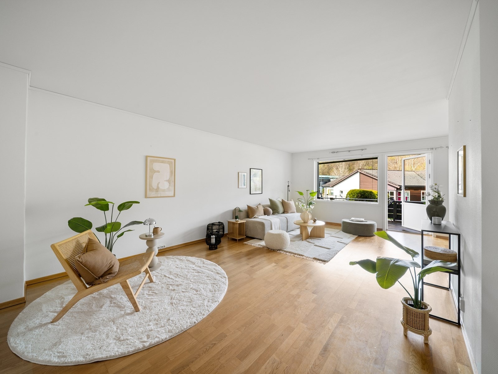 Store vindusflater gir godt dagslys inn i stuen. Galleribilde