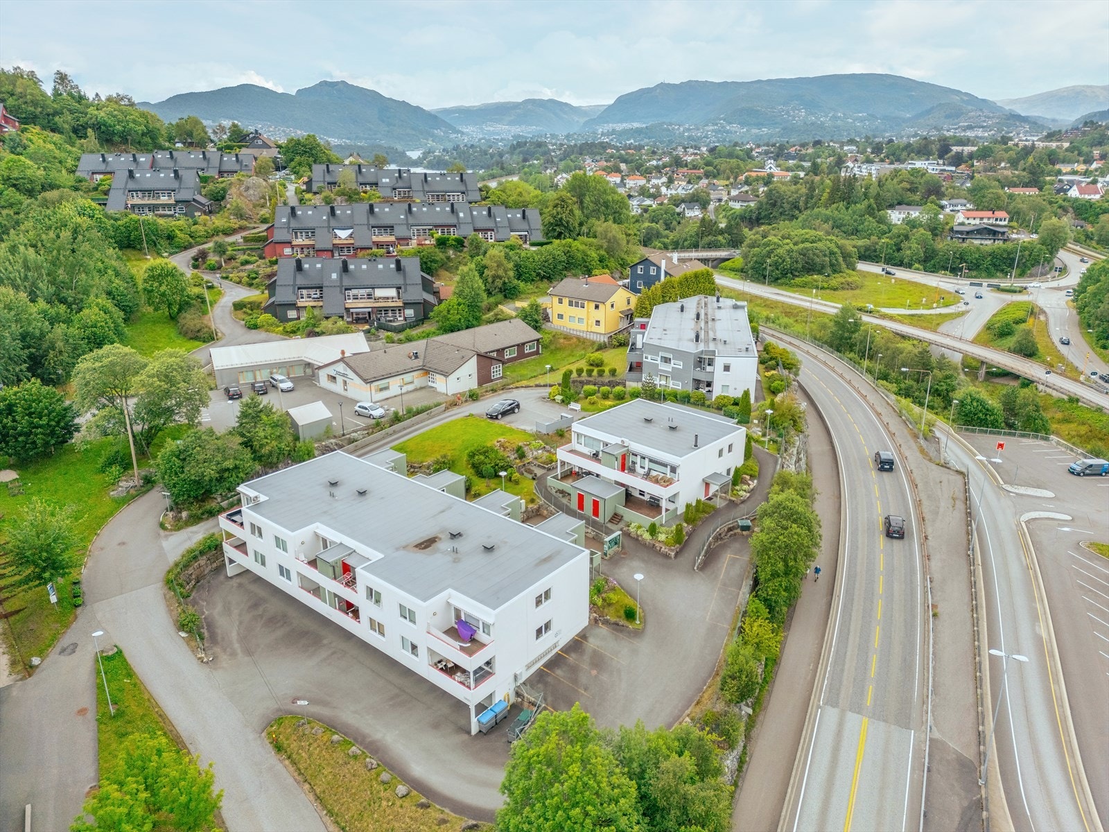 Området er også særdeles barnevennlig, med kort gangavstand til både barnehager, barne- og ungdomsskole, samt videregående skole. Galleribilde
