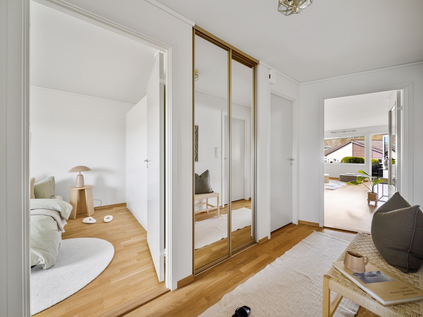 Gangen er romslig med integrert skyvedørsgarderobe for oppbevaring av yttertøy og sko Galleribilde