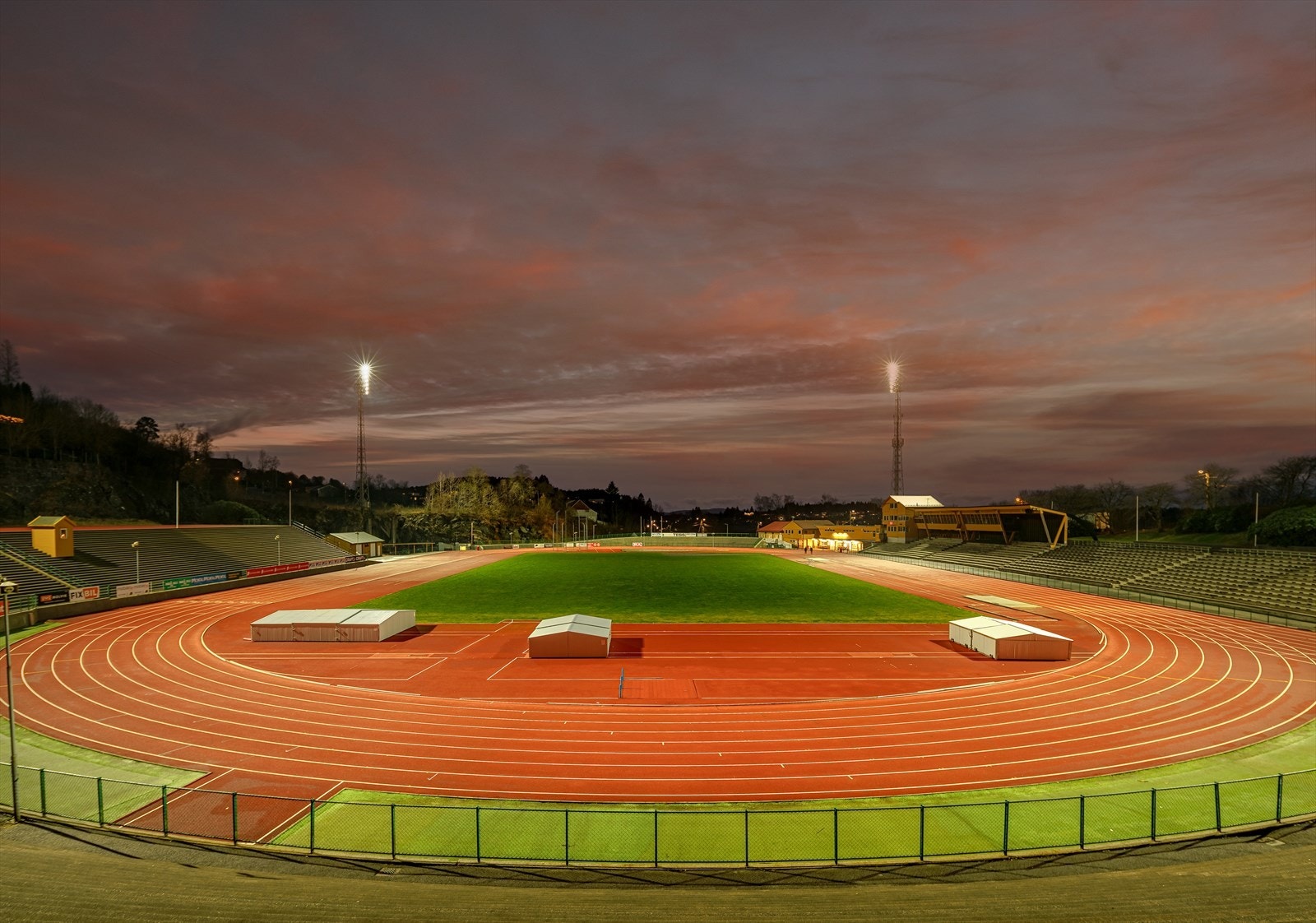 Nærområdet er velutviklet og byr på idrettsanlegg ved Fana stadion, Bergens flotteste golfbane, samt mange gode turmuligheter rundt Siljustølen, Stendafjellet og Smøråsfjellet. Galleribilde