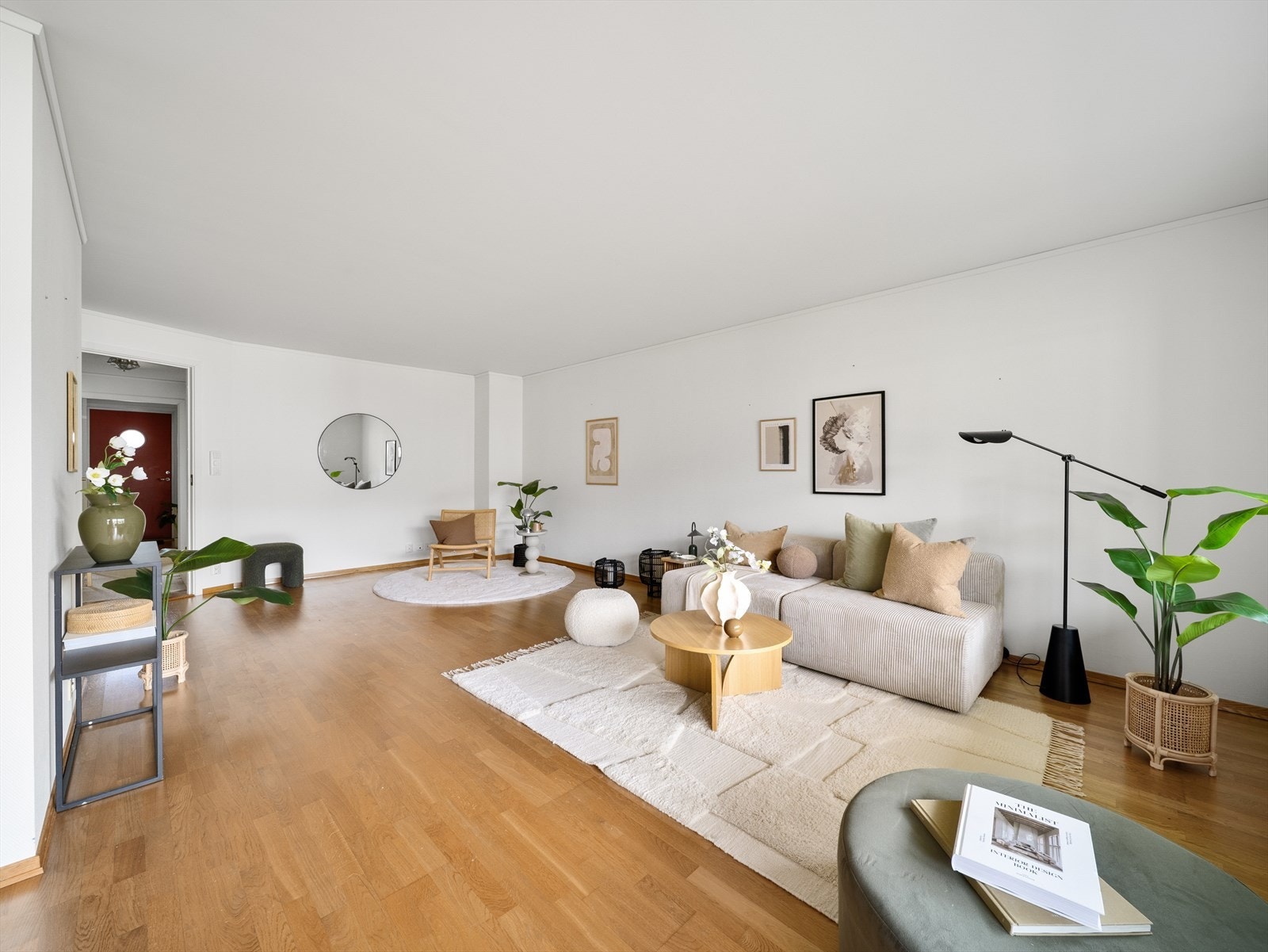 Stuen er romslig og måler 26,4 m², mens kjøkken måler 11,5 m². Galleribilde