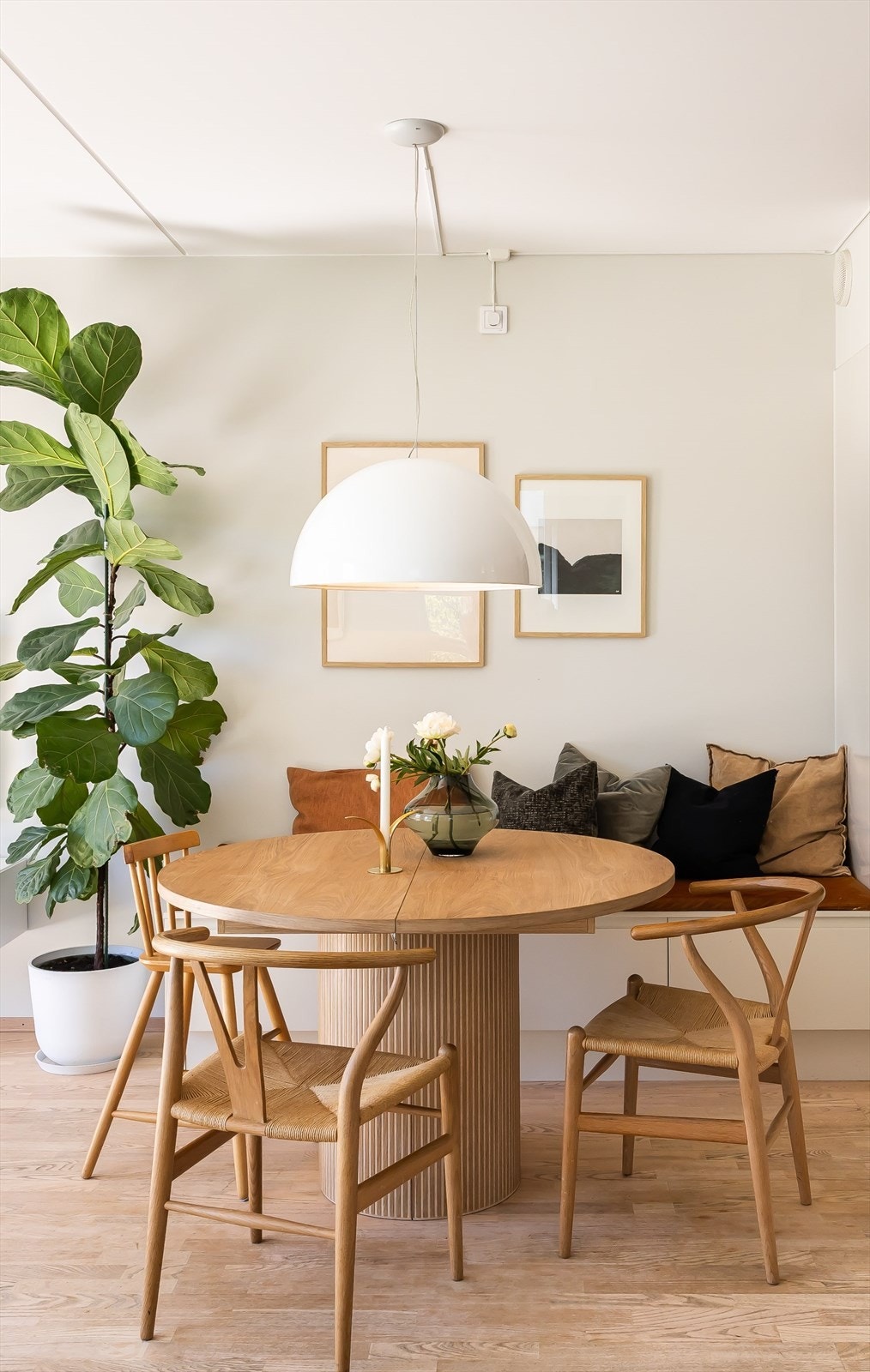 Naturlig plass til spisebord, her kan man nyte måltider og sosiale sammenkomster. Plassbygget sittebenk med mye oppbevaringsplass som en forlengelse av kjøkkenet Galleribilde