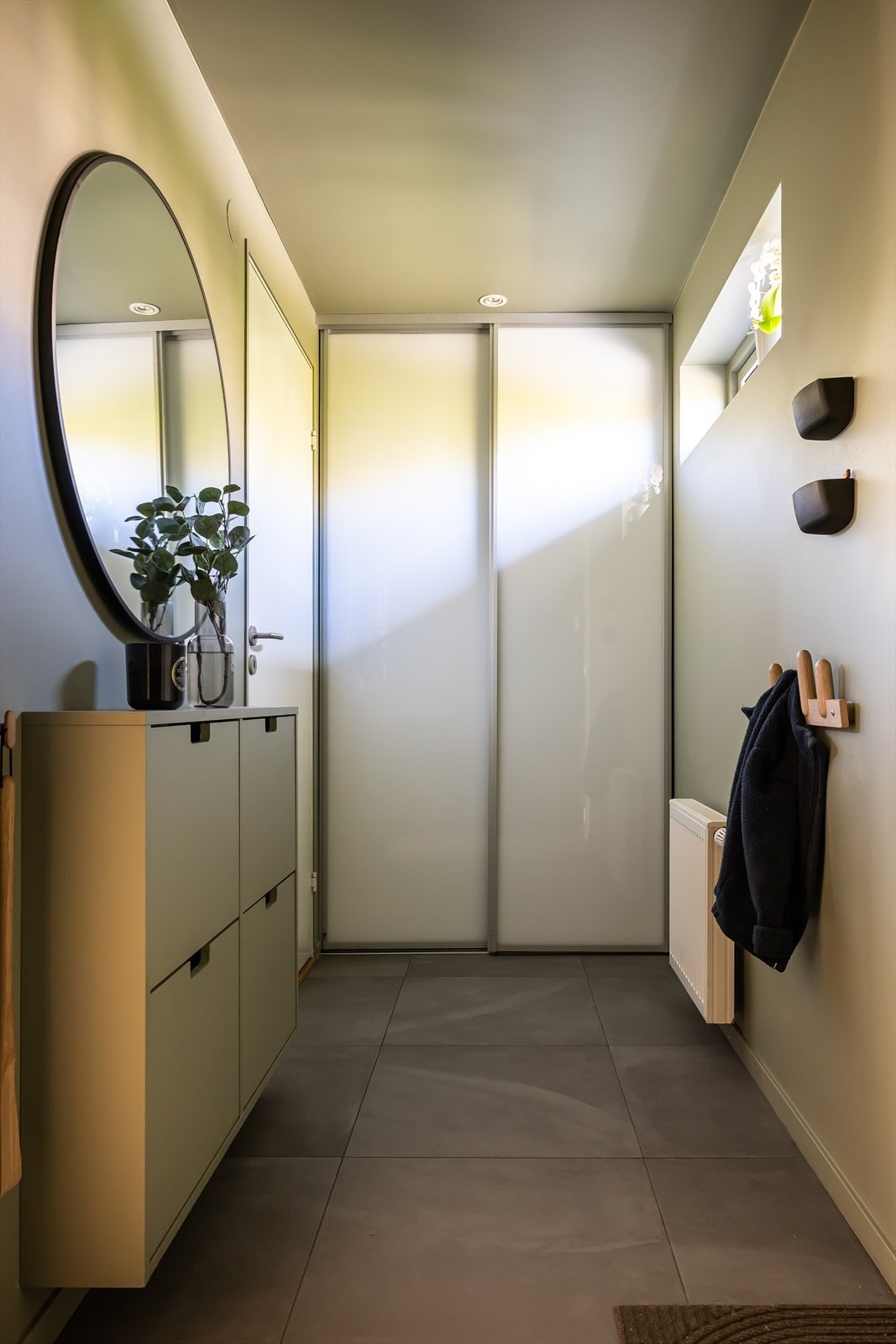 Skyvedørsgarderobe i entré. Fliser på gulv Galleribilde