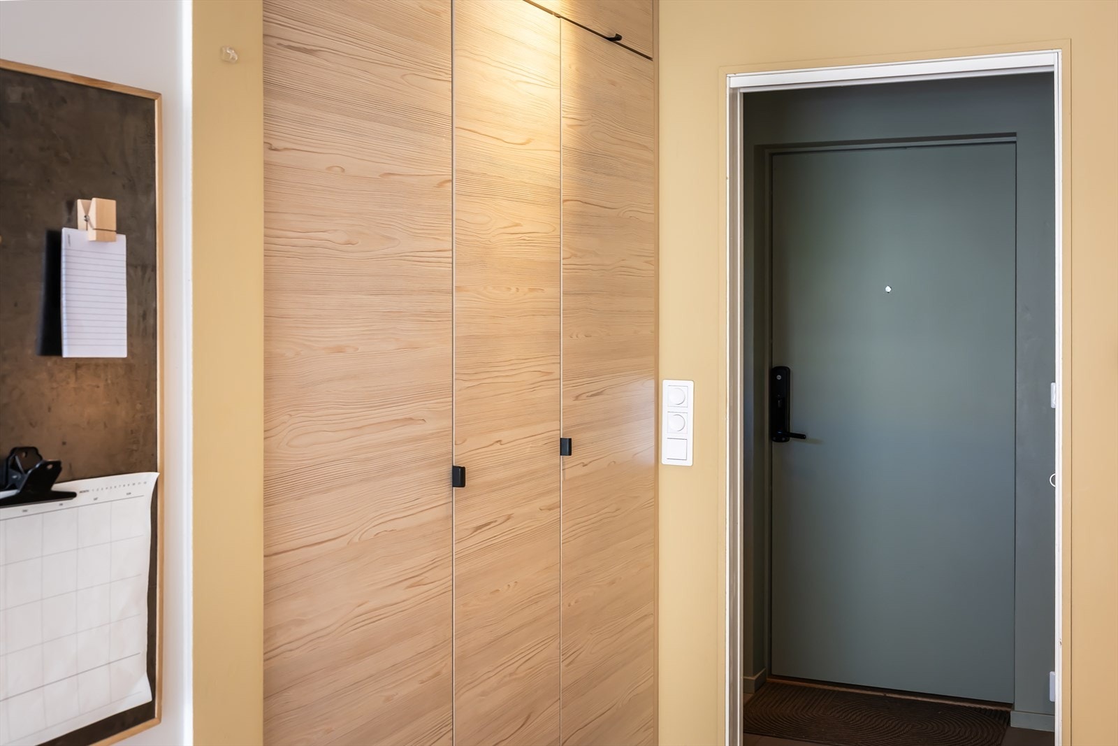 Lekkert inngangsparti med god plass til oppbevaring Galleribilde