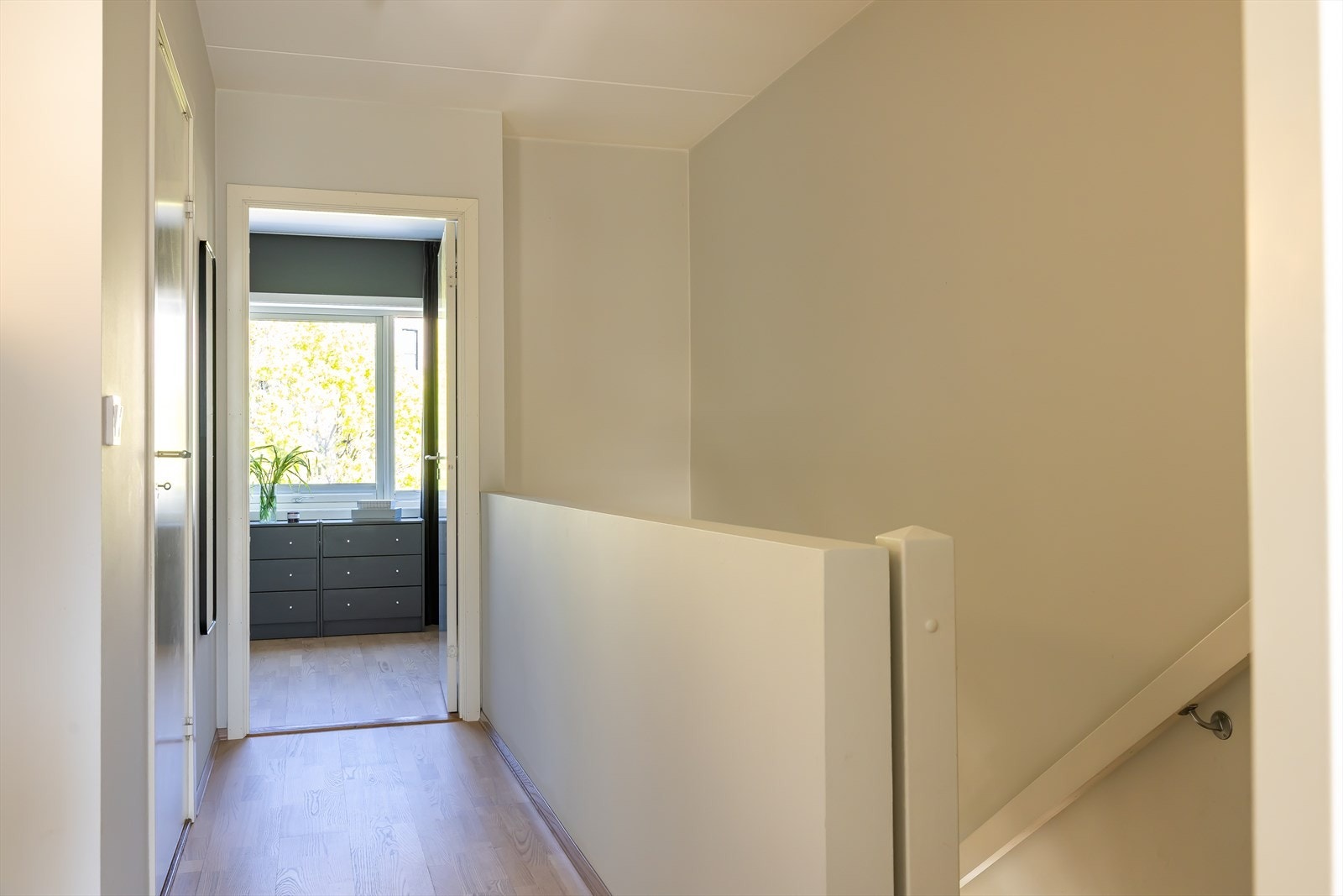 2. etasje består av trapperom, 3 soverom, bad og bod Galleribilde