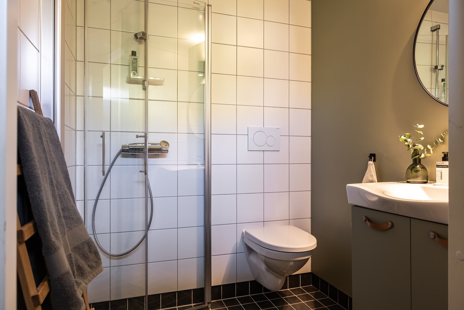 Flis på gulv og flis på vegger. Downlights og malt overflate i himling. Gulvvarme. Bad i 1. etasje Galleribilde