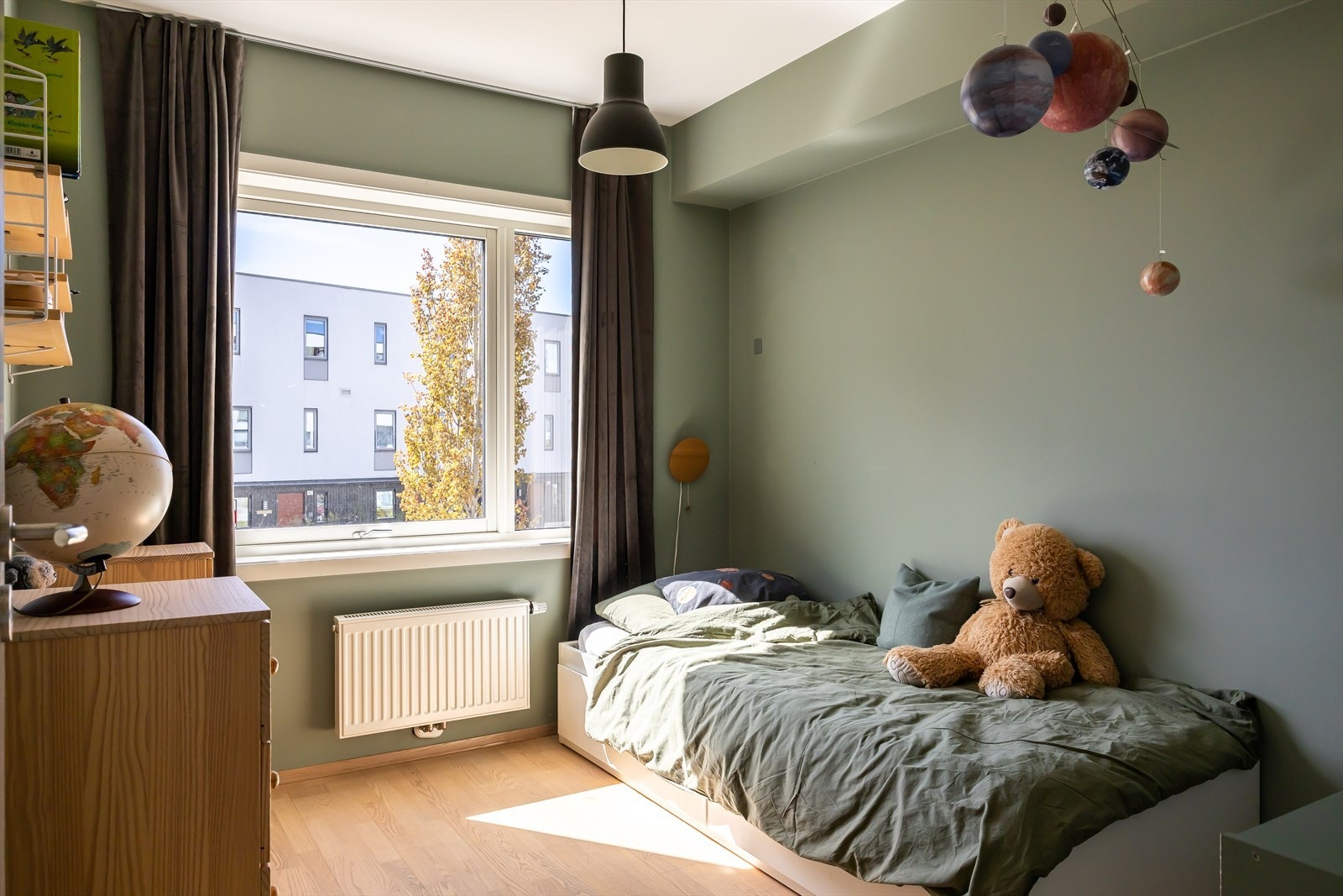 Soverom 3 av god størrelse med smarte løsninger for oppbevaring Galleribilde