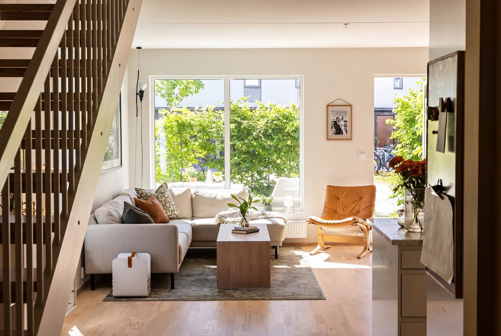 I stuen er det store vinduer både mot syd og øst som slipper inn rikelig med lys Galleribilde