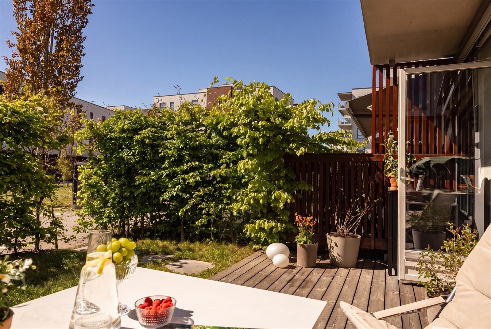 Herlig uteplass med romslig sittegruppe og god plass til grill Galleribilde