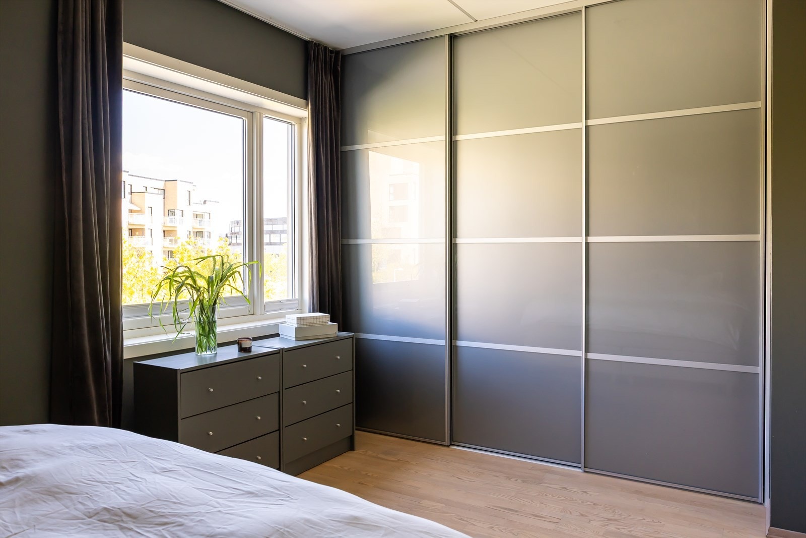 Gode oppbevaringsmuligheter med stor skyvedørsgarderobe Galleribilde