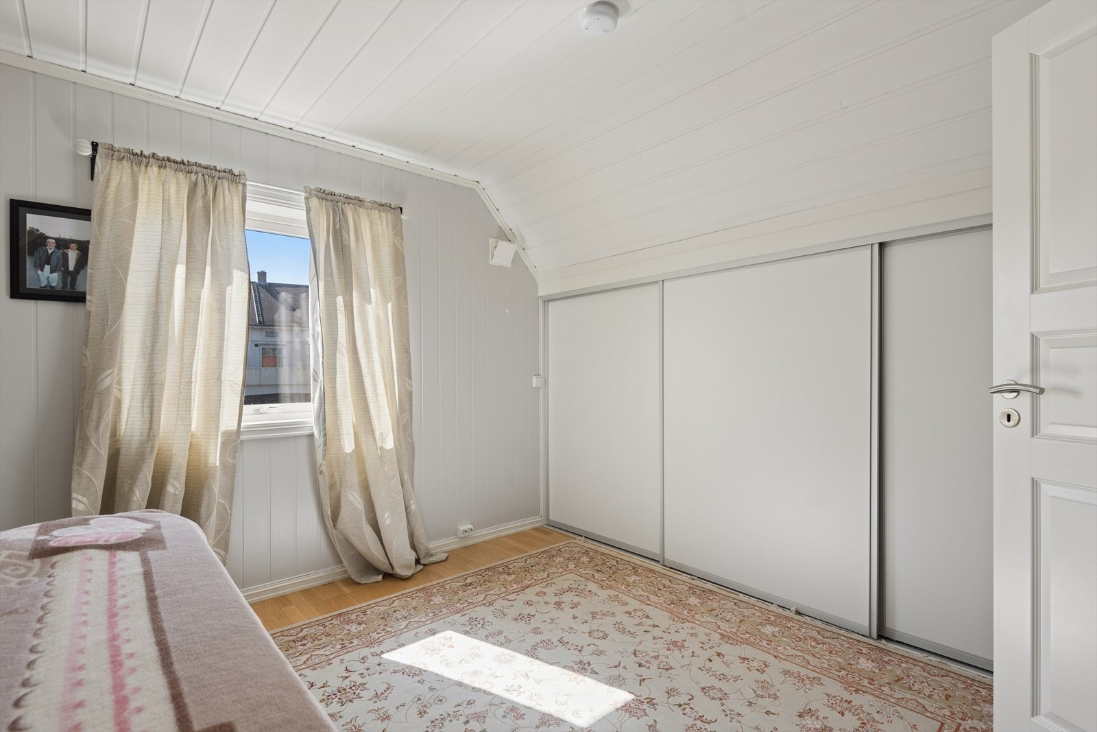 Praktisk skyvedørsgarderobe gir rikelig med lagringsplass. Galleribilde