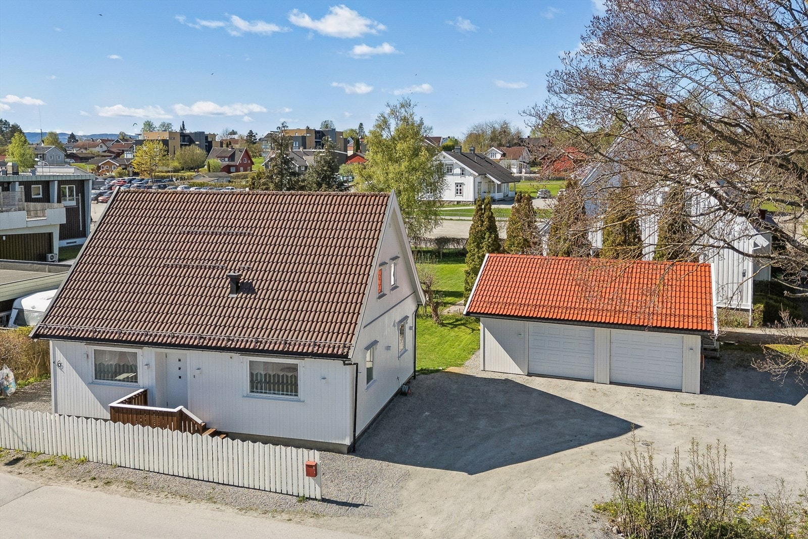 Ny, frittstående dobbelgarasje fra 2023 med innlagt strøm og opplegg for elbillader. Galleribilde