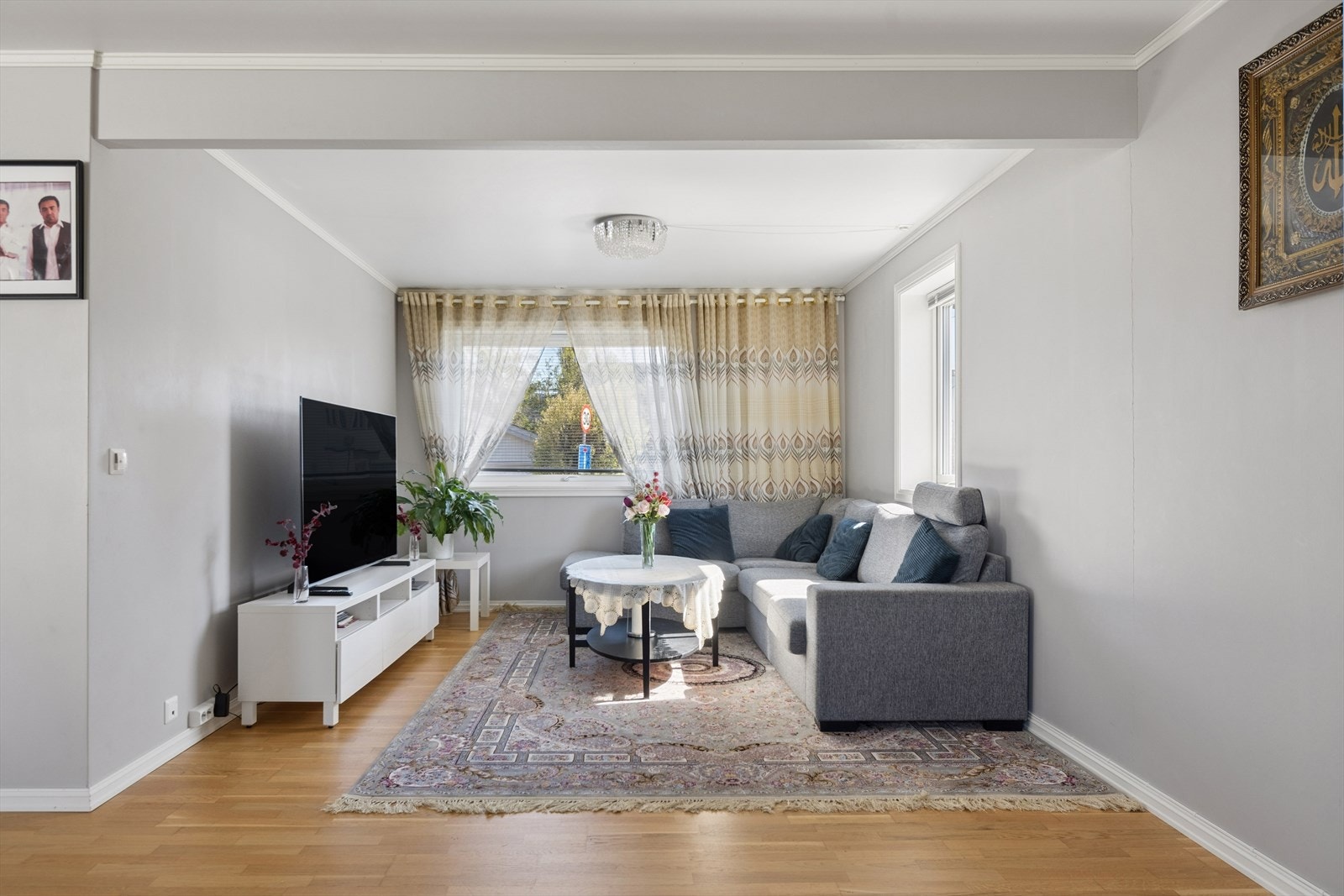 Stuen har plass til en romslig sofagruppe. Galleribilde