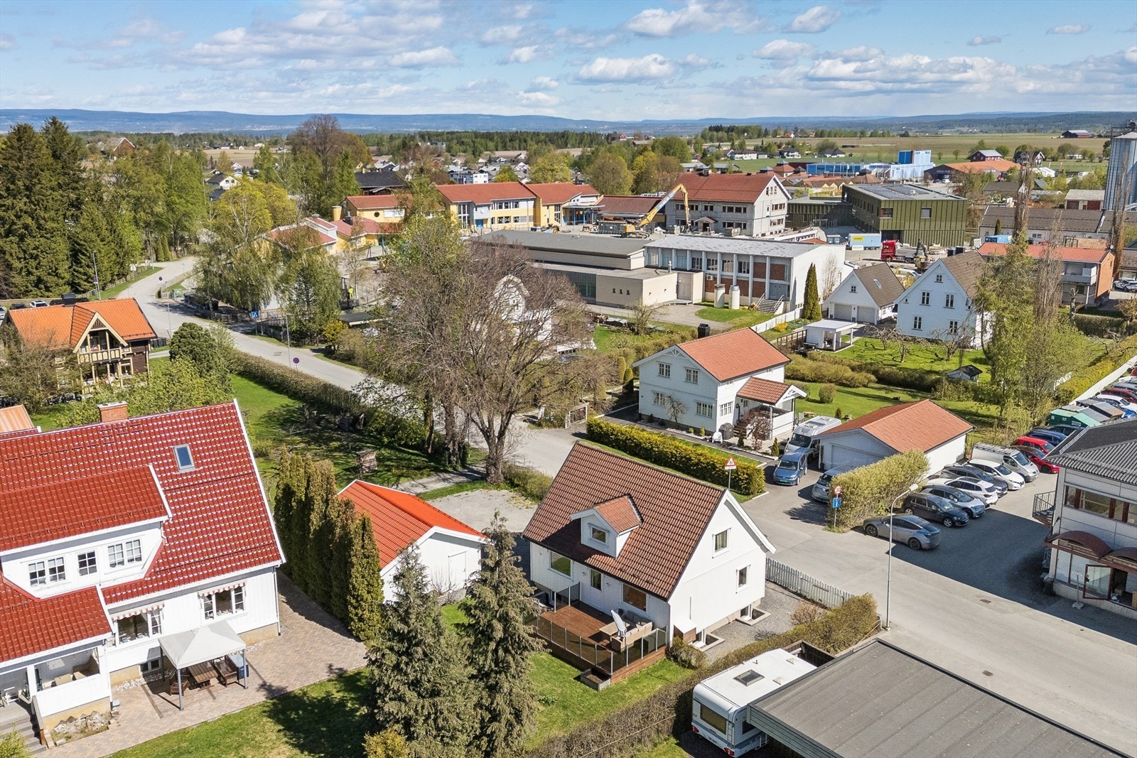 Boligen ligger sentralt, men tilbaketrukket i et etablert og rolig nabolag i Stange. Galleribilde