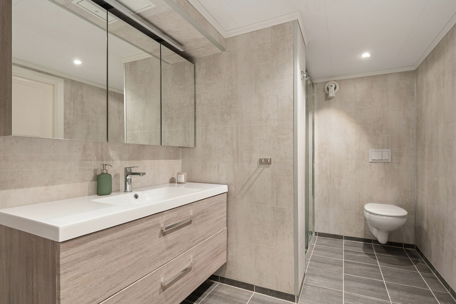Badet i kjelleren ble etablert i 2021 og har keramiske fliser på gulv med termostatstyrt varmekabel. Galleribilde