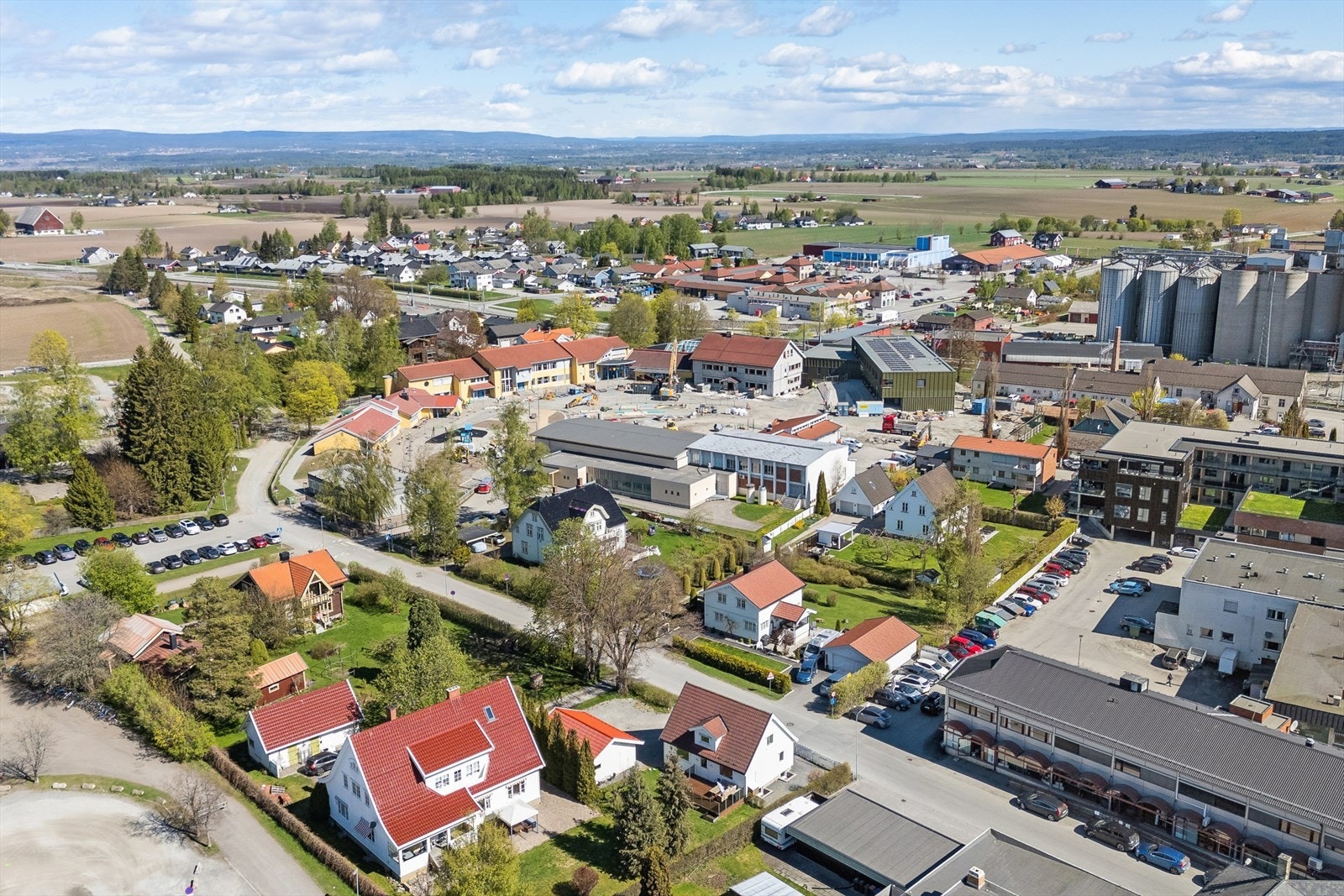 For pendlere er det kun fire minutters gange til Stange stasjon, med kort reisevei til Hamar og Oslo. Galleribilde