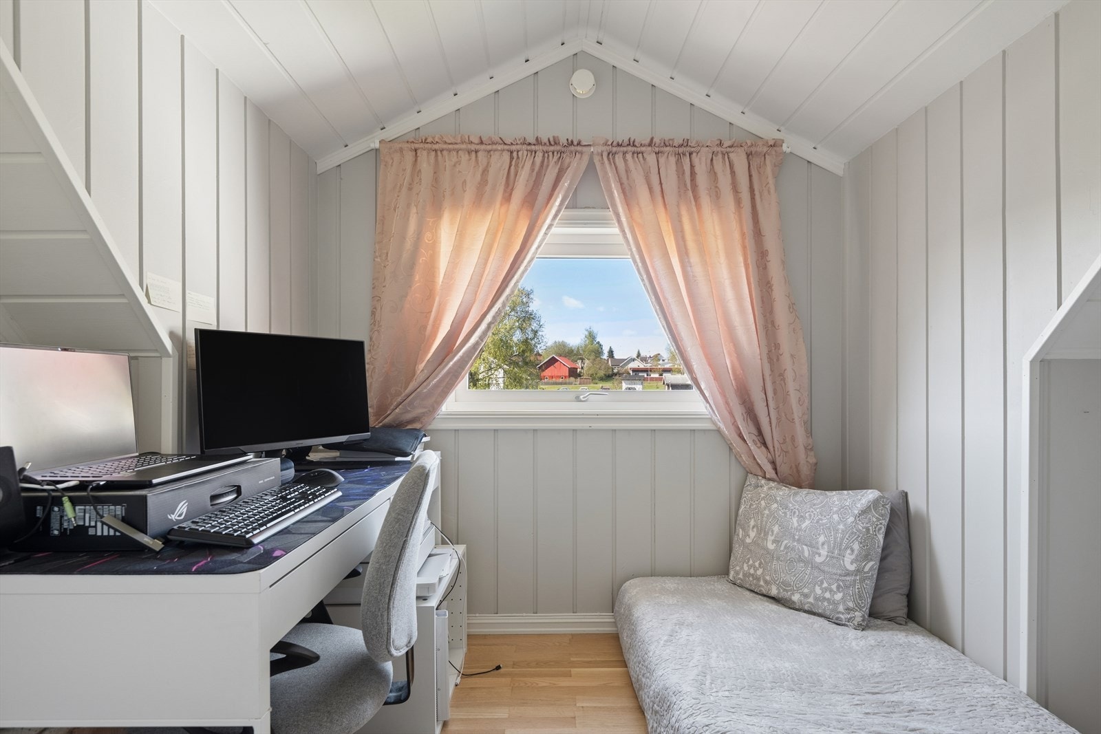 Det andre soverommet passer utmerket som barnerom eller kontor. Galleribilde