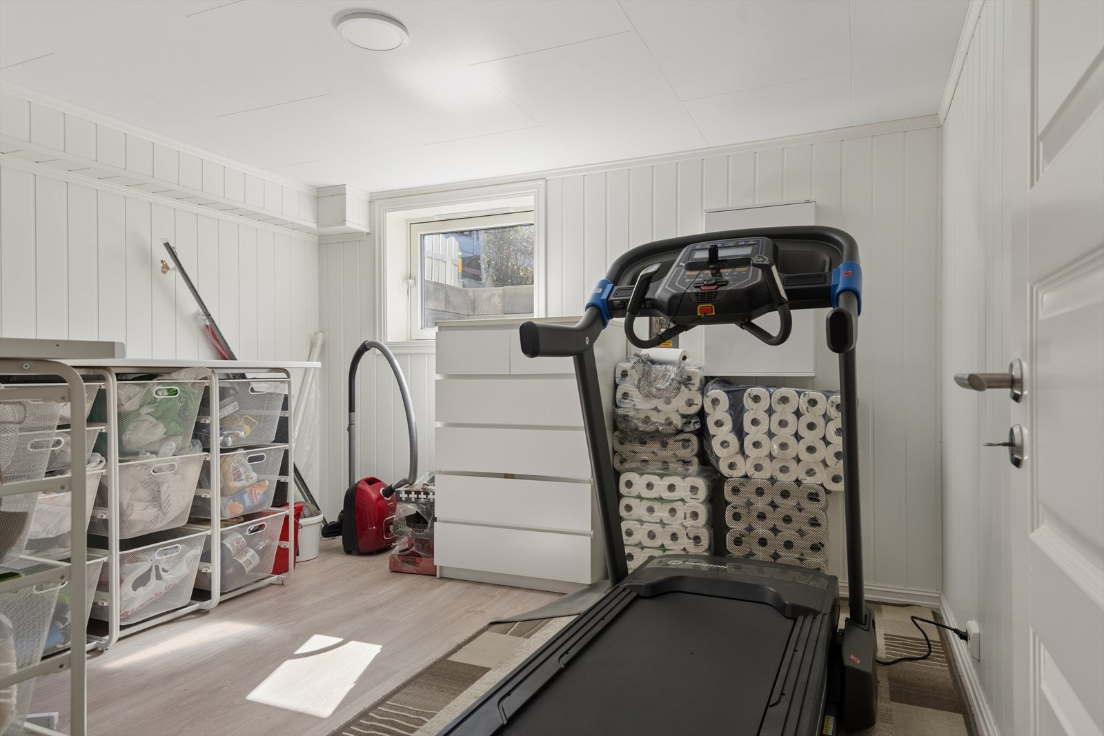 Praktisk rom i kjelleren som i dag benyttes til oppbevaring og trening. Galleribilde