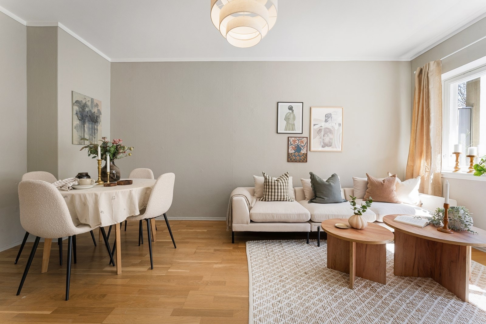 Stue med god plass til sofagruppe og spisebord Galleribilde