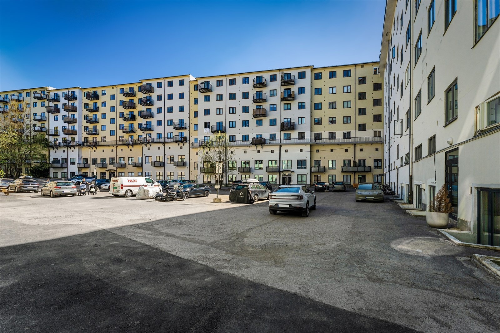 Det er mulighet for å sette seg på venteliste for leie av parkeringsplass i bakgården Galleribilde