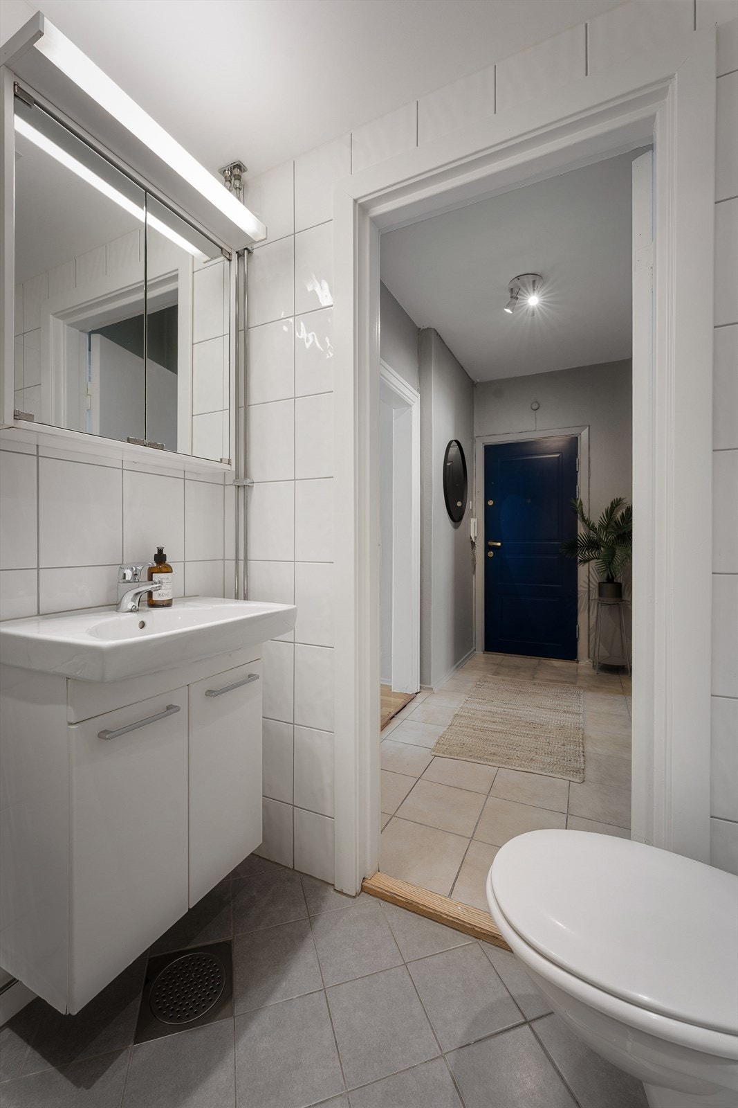 Badet har varmekabler i gulv, downlights og opplegg til vaskemaskin Galleribilde