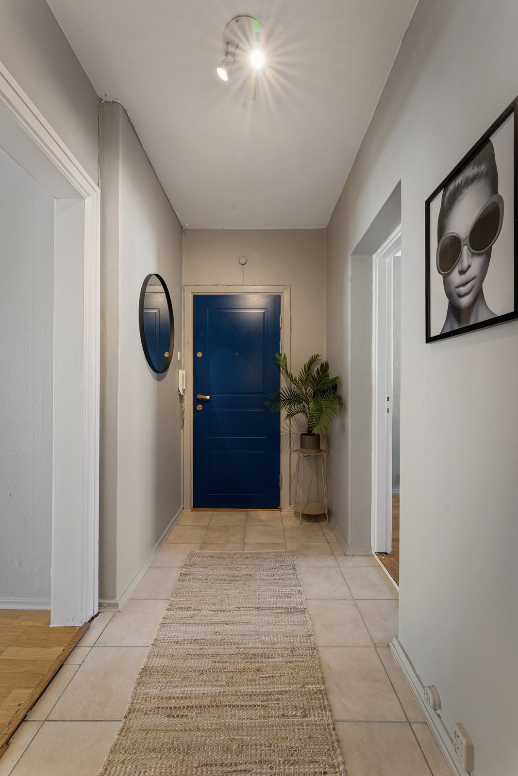 Gang og entré med flislagt gulv. Det er plass til åpen garderobeløsning. Calling installert ved inngangsdør Galleribilde