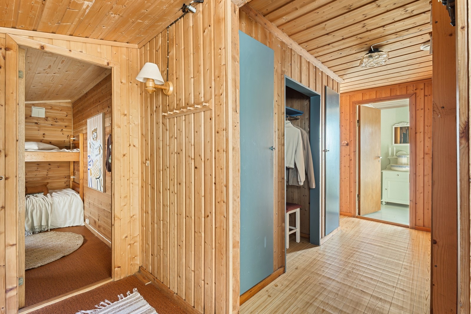 - Entré og gang på hhv. 2,8m² og 5,4m² - Galleribilde