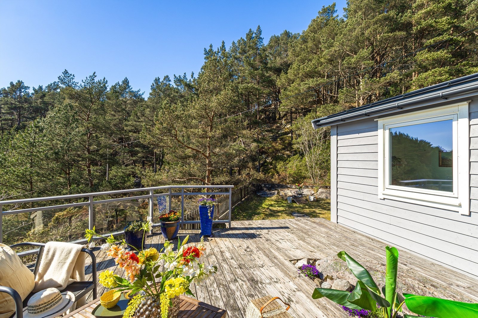 - På terrassen kan du enkelt innrede med både sittegruppe og spisebord, og skape et hyggelig uterom for lange sommerdager og sosiale kvelder. - Galleribilde