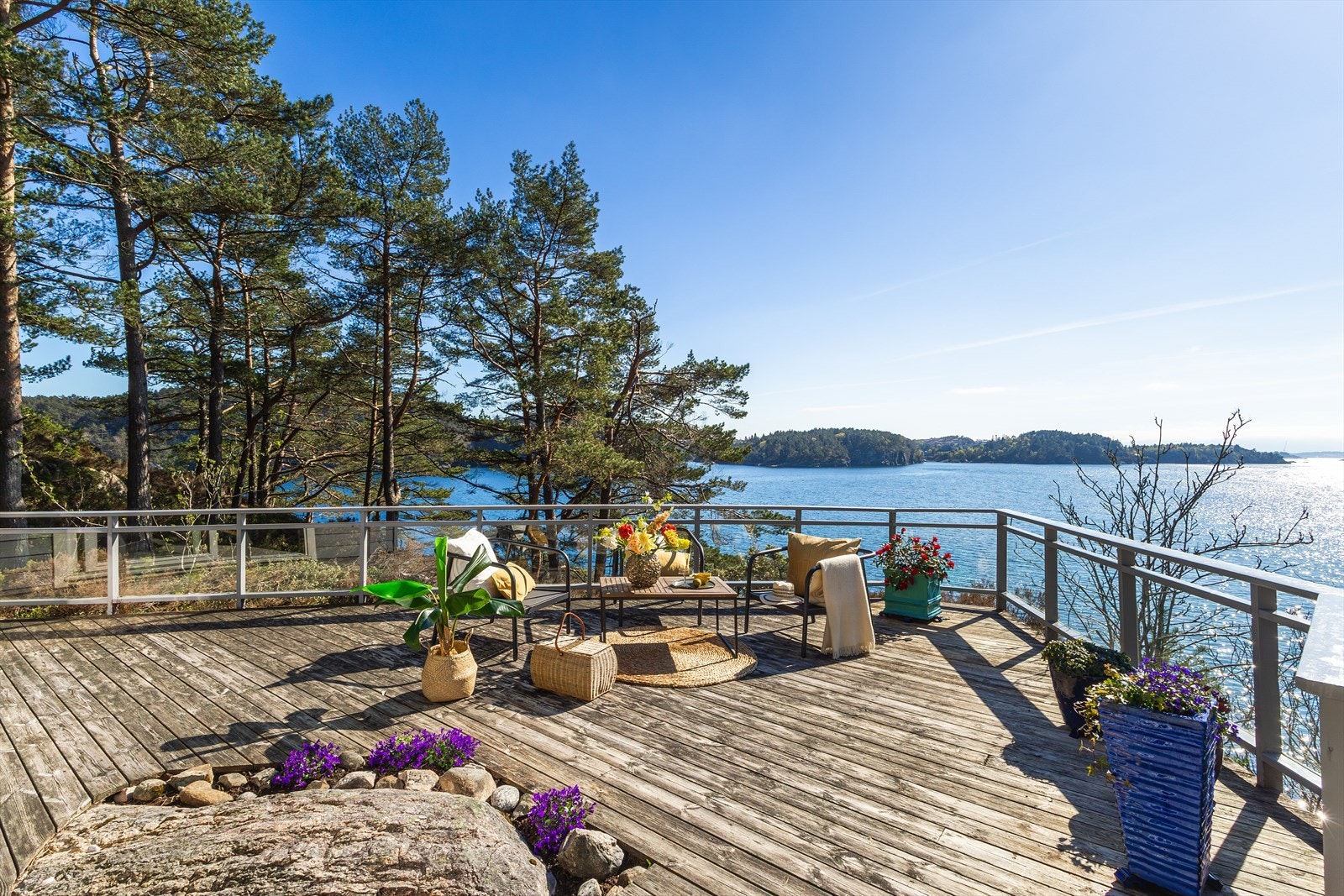 - Eiendommen byr på flere utearealer, hytte med et BRA-I på 48m², sjølinje og samlet tomtestørrelse på hele 4 681,5 m² - Galleribilde