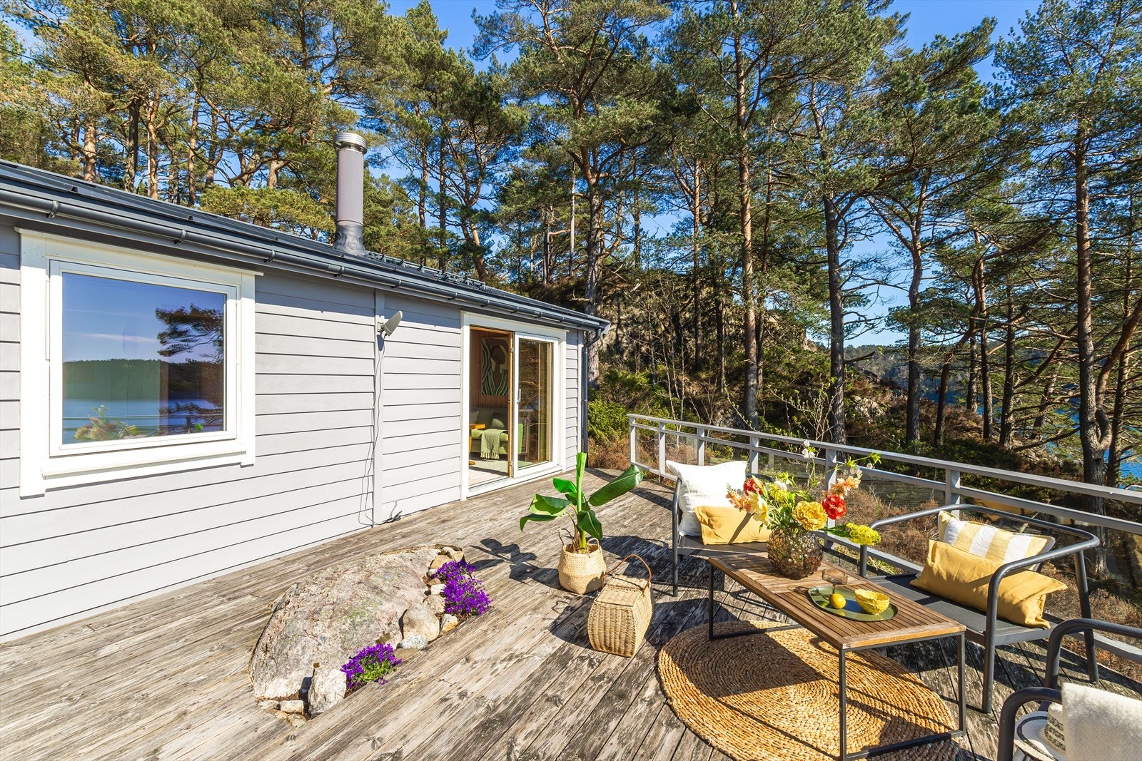 - Terrassen er hyttens naturlige samlingspunkt - med utsikt mot sjøen, frisk havluft og et perfekt sted å nyte solfylte dager - Galleribilde