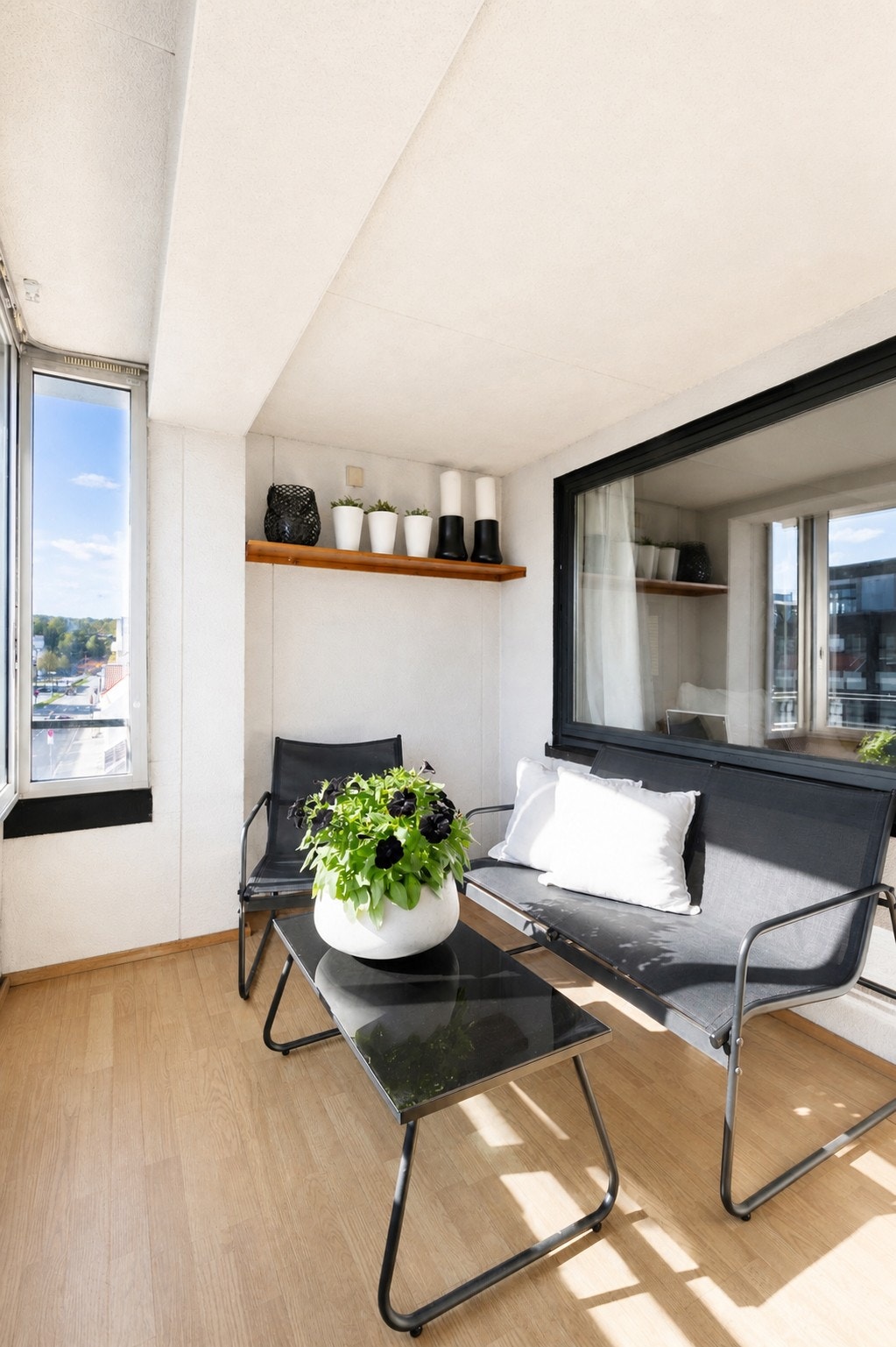 Lys og fin innglasset balkong med plass til sittegruppe - her kan man nyte tilværelsen! Galleribilde