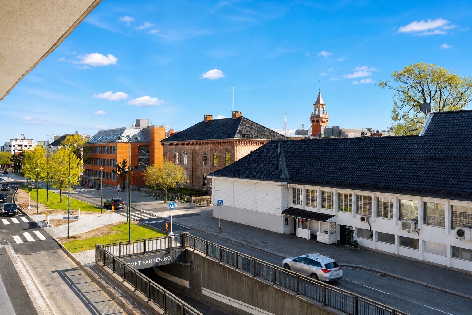Utsikt fra leilighet og balkong! Her bor man midt i byen! Galleribilde