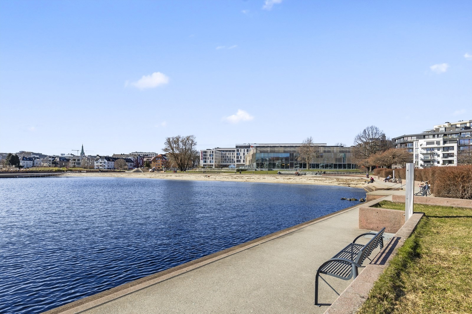 Bare en liten spassertur unna finner man både Bystranda, Strandpromenaden og Fiskebrygga! Galleribilde