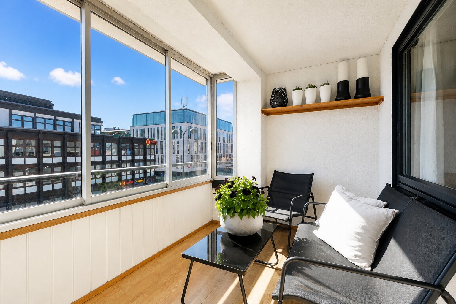 Innglasset balkong! Her sitter man både usjenert, med gode solforhold og skjermet for vær og vind om man lukker glassene! Galleribilde
