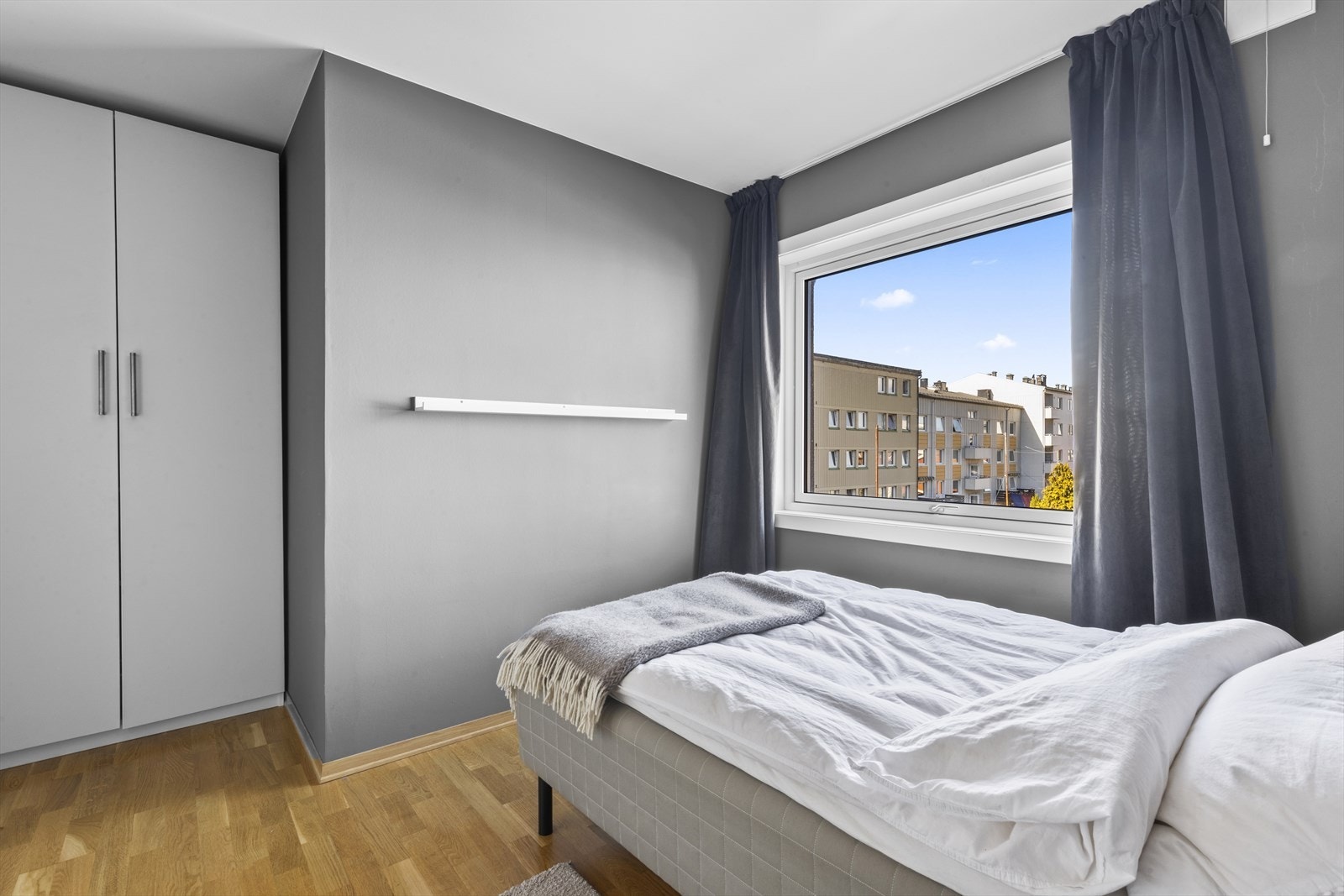 Det siste soverommet her er det som opprinnelig var kjøkken i leiligheten, nå innredet til romslig og flott soverom med stort vindu. Galleribilde