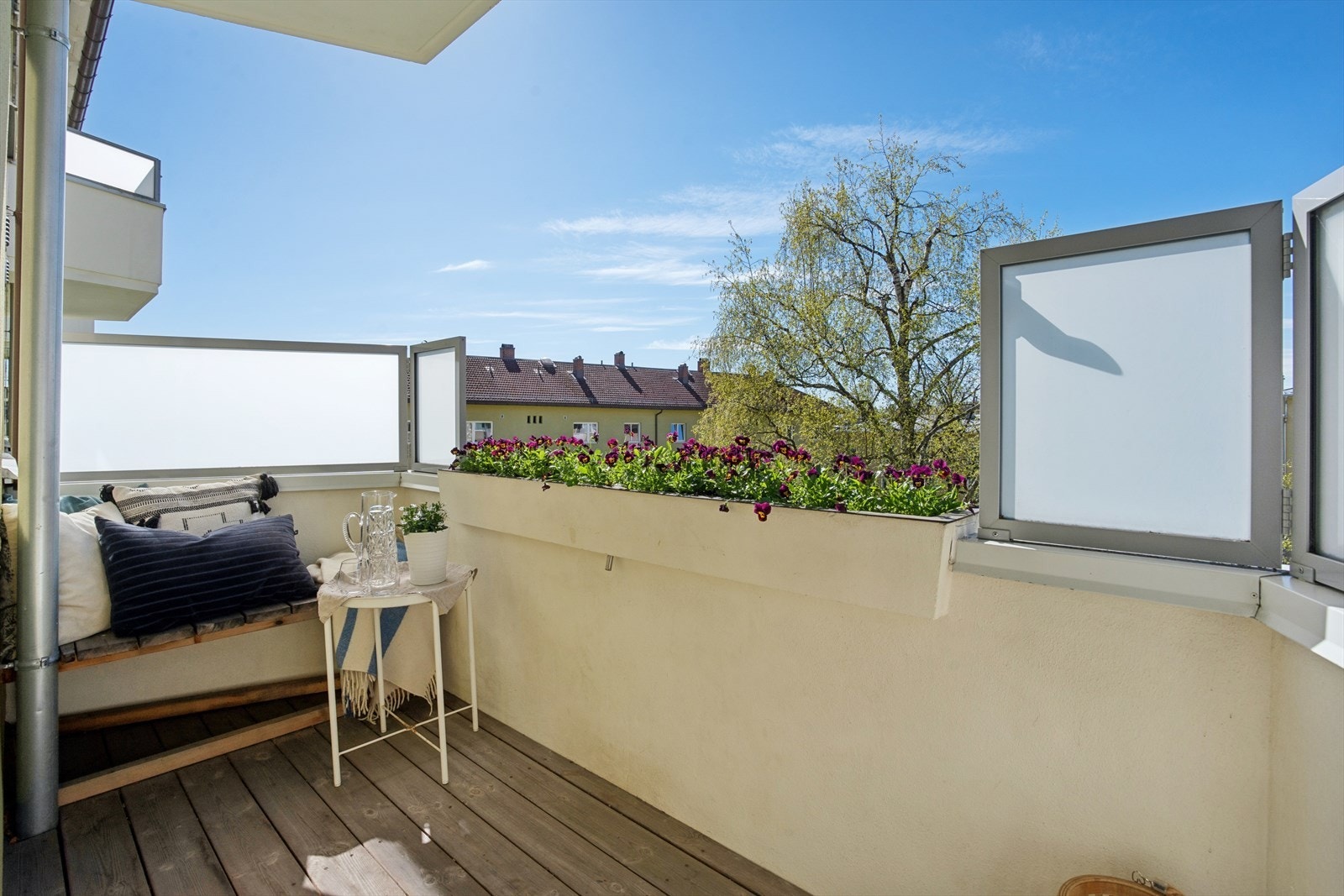 Fra stuen er det adkomst til en hyggelig, vestvendt balkong på ca 3,4 kvm med svært gode solforhold Galleribilde