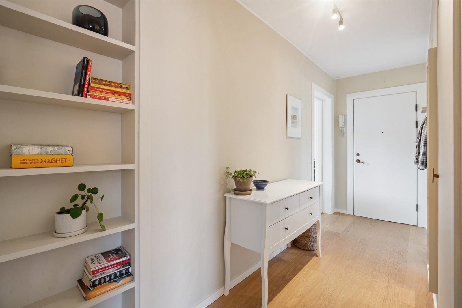 Velkommen inn! Lys og innbydende entré med god plass til å henge fra seg yttertøyet Galleribilde