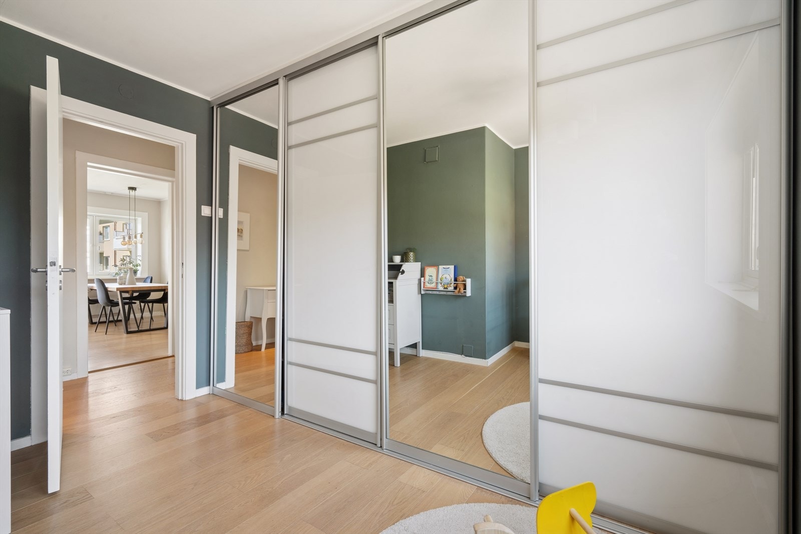 Her er det også god lagringsplass i stor skyvedørsgarderobe Galleribilde