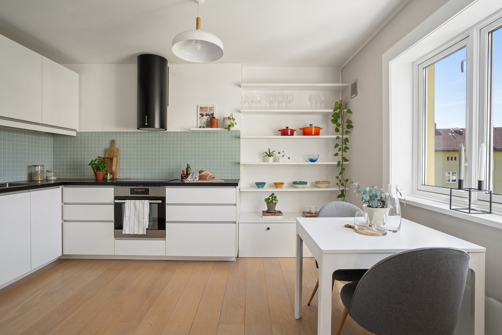 Lekkert kjøkken, som er fullt av smakfulle detaljer Galleribilde