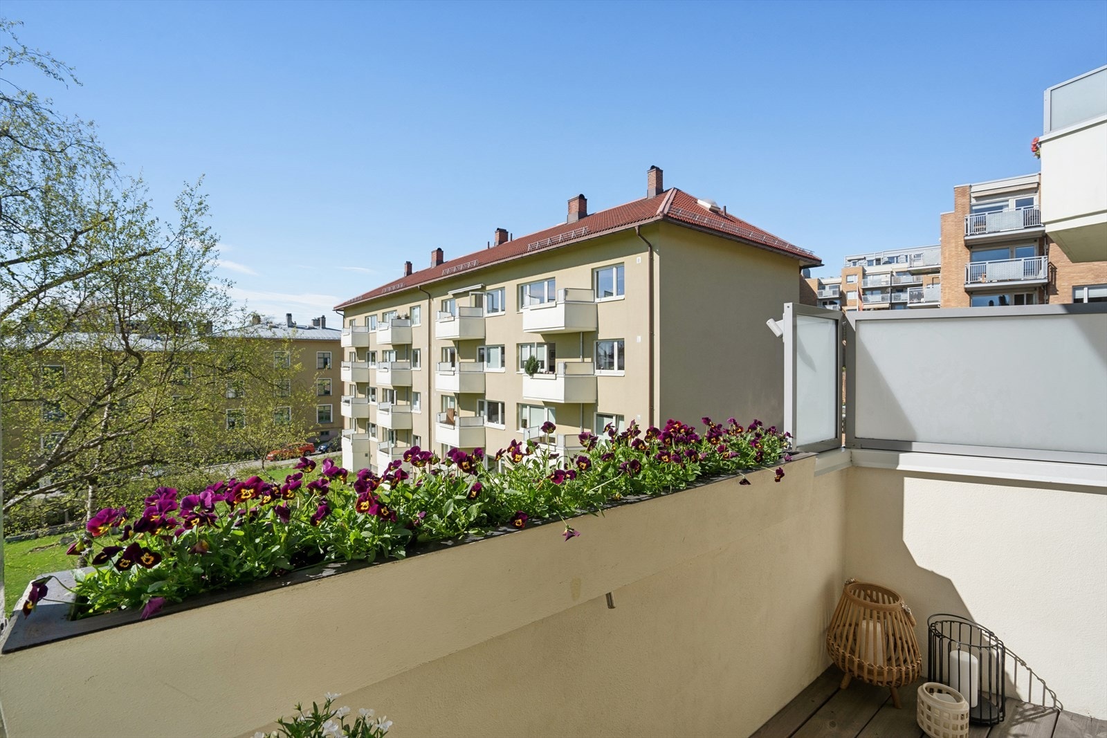 På balkongen er det plass til en hyggelig sittegruppe, og på varme sommerdager kan man trekke ut og nyte solen Galleribilde