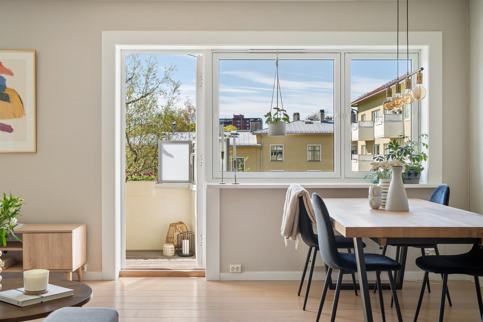 Utgang til balkong fra stuen Galleribilde