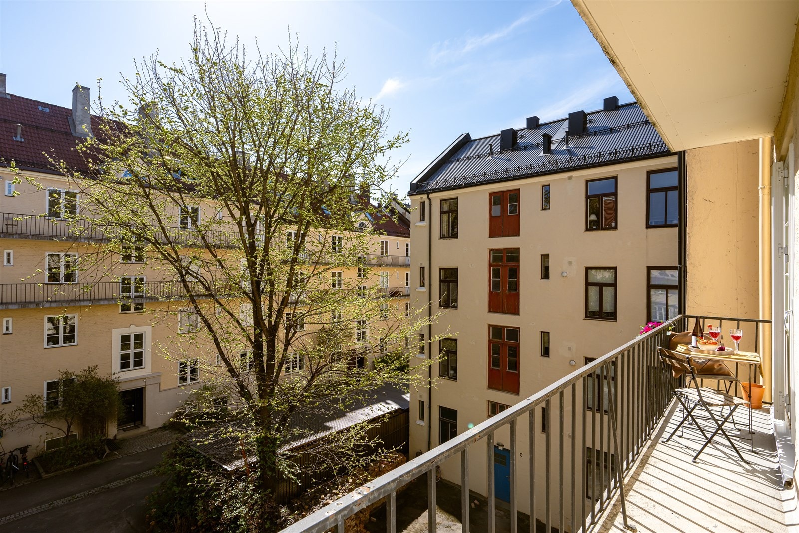Balkongen har plass til en liten sittegruppe. Galleribilde